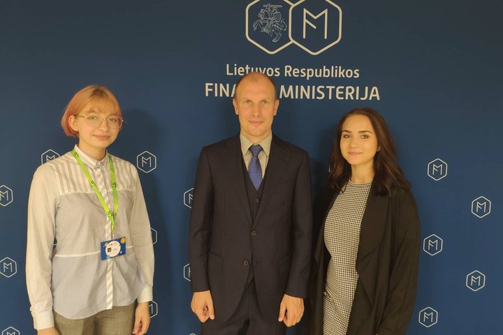 Finansų viceministras Darius Sadeckas su projekto dalyvėmis